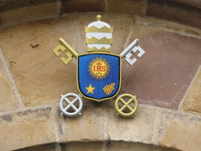Wappen von Papst Franziskus über dem Hauptportal des Fritzlarer Domes
